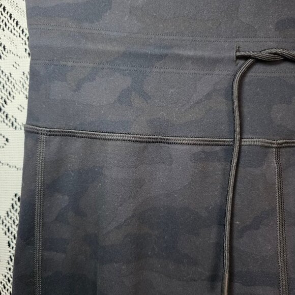 Vuori Daily Legging in Black Camo M - Picture 3 of 11